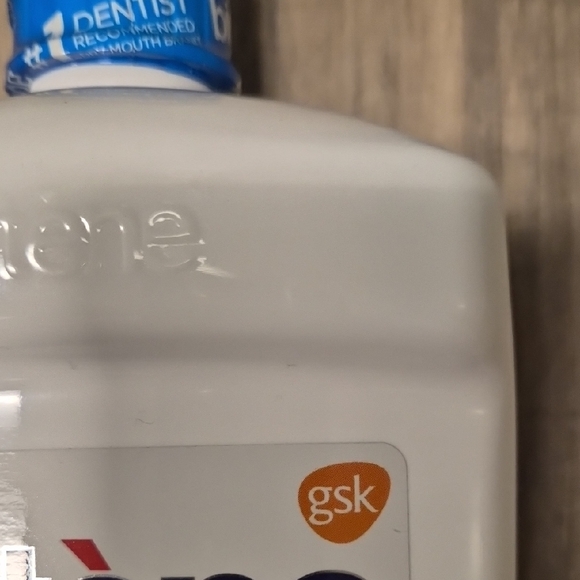 Fresh Mint Oral Rinse - White and Blue - Picture 3 of 10